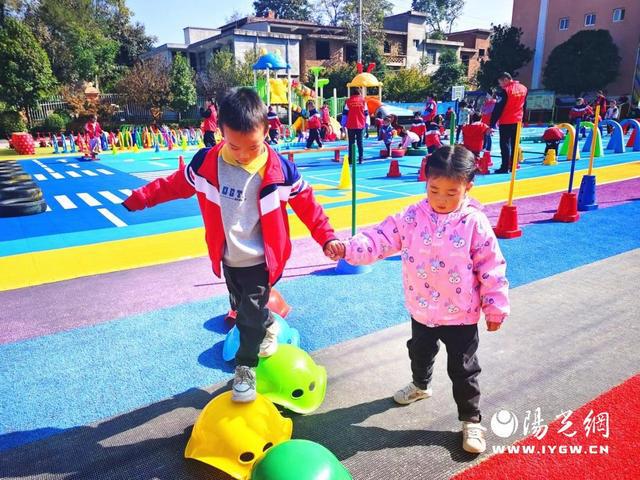 商州區(qū)沙河子鎮(zhèn)中心幼兒園開展“樂(lè)趣在戶外 萌寶向前沖”混齡體能大循環(huán)活動(dòng)(圖3)