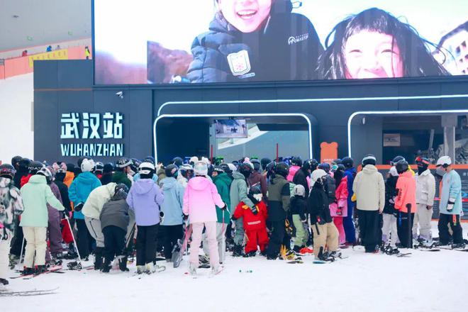 冰雪頭條：武漢城建集團(tuán)打造、熱雪奇跡運(yùn)營(yíng)華中最大室內(nèi)滑雪場(chǎng)正式開業(yè)(圖2)