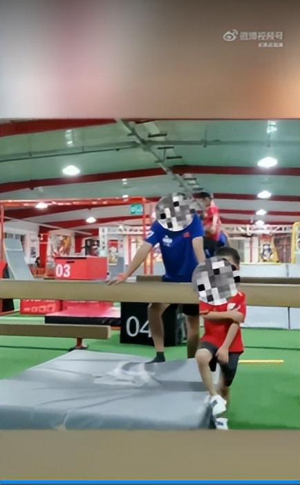 4歲男孩練平衡木致骨折家長(zhǎng)認(rèn)為教練故意體能館堅(jiān)稱教練沒錯(cuò)(圖5)