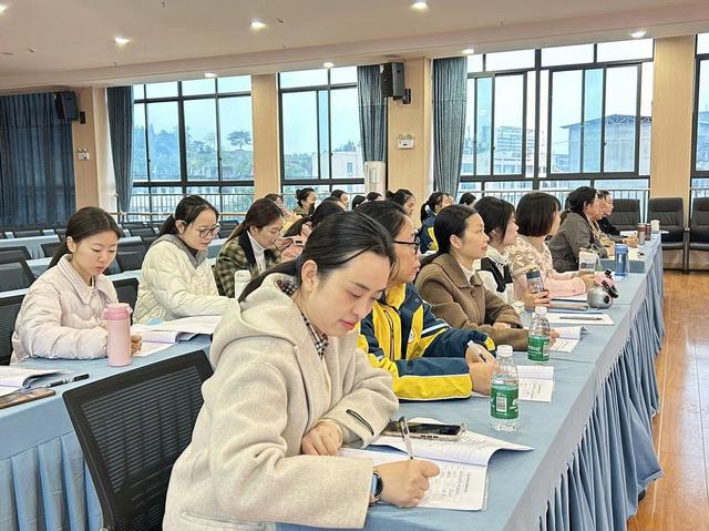 安居四幼舉行“幼兒園戶外區(qū)域體育活動組織與實施”專題培訓(xùn)活動(圖2)
