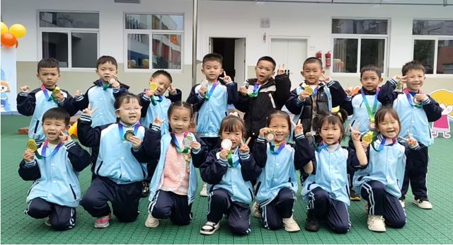 宜賓市高縣羅場鎮(zhèn)幼兒園大班一組舉辦親子運動會(圖4)