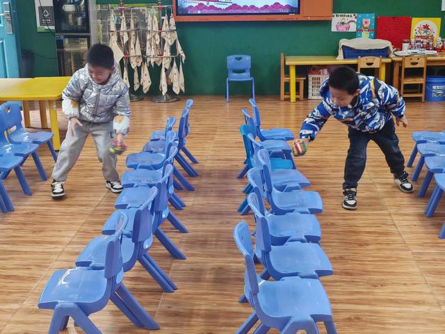 西安市灞橋區(qū)常家灣幼兒園大班室內(nèi)體能游戲紀(jì)實(shí)(圖3)