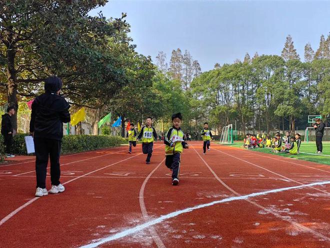 小學校抱團辦大運動會小操場也能有大空間崇明：陽光體育讓孩子們跑起來(圖2)