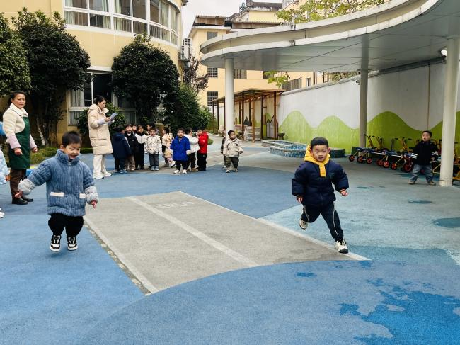 玩轉(zhuǎn)體能悅享成長——崇仁縣幼兒園關(guān)工委綜合體能評估活動(圖14)