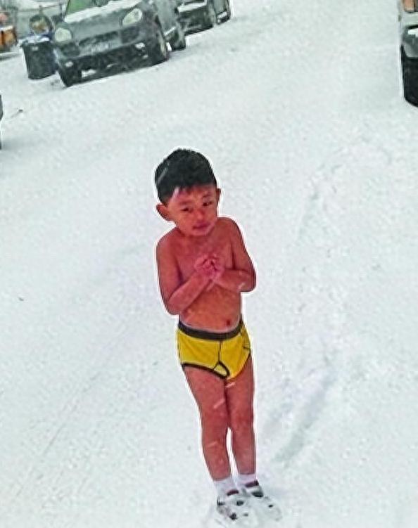 11年前被父親強(qiáng)迫在零下13度雪地裸跑的3歲小男孩現(xiàn)在如何(圖11)
