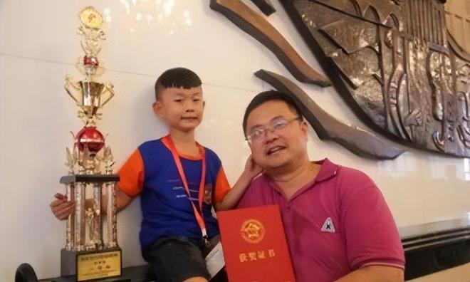 11年前被父親強(qiáng)迫在零下13度雪地裸跑的3歲小男孩現(xiàn)在如何(圖13)