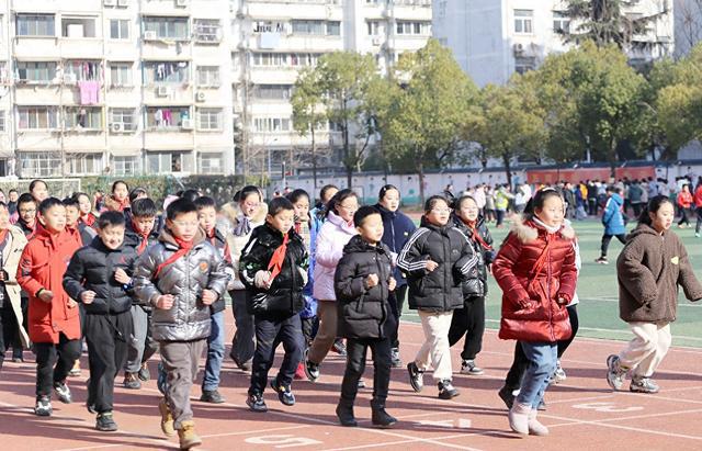 校園體育讓學生“動起來”“強起來”(圖1)