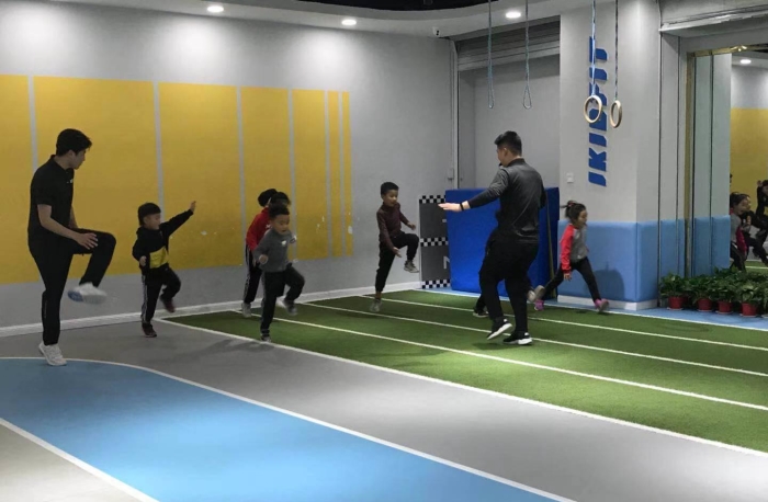 3歲被父母棄養(yǎng)舅舅撫養(yǎng)長大14歲獲世界冠軍比郭晶晶還要狠(圖1)