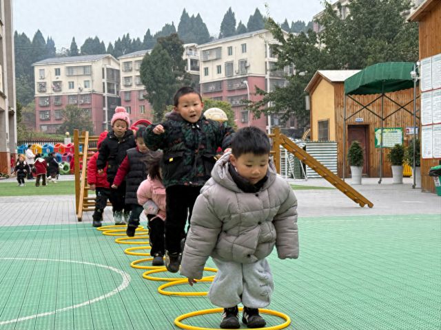 安居一幼早操體能大循環(huán)助力幼兒健康成長(圖1)