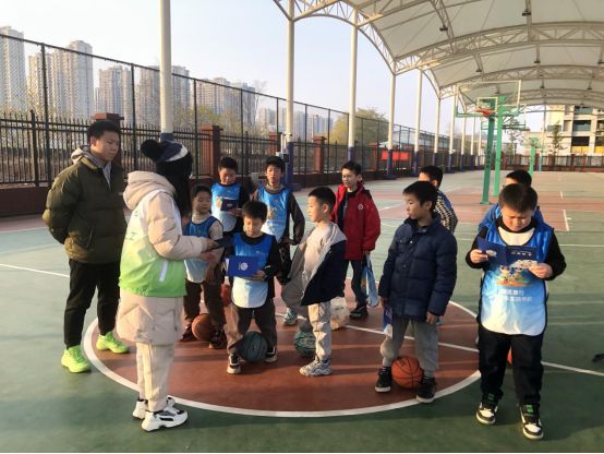 嵩山路街道民政服務(wù)站青少年兒童籃球素質(zhì)拓展課堂圓滿開展(圖2)