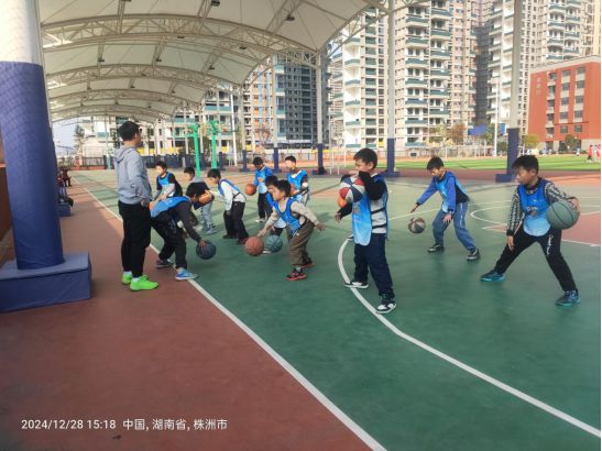 嵩山路街道民政服務(wù)站青少年兒童籃球素質(zhì)拓展課堂圓滿開展(圖1)