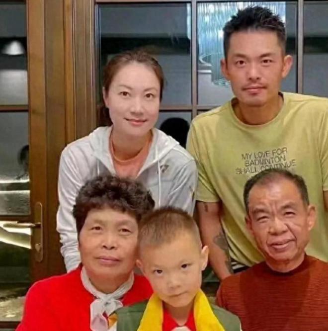 林丹送8歲兒子西班牙學(xué)網(wǎng)球謝杏芳和婆婆陪讀住大別墅很享受(圖6)