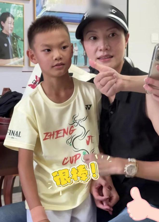 林丹送8歲兒子西班牙學(xué)網(wǎng)球謝杏芳和婆婆陪讀住大別墅很享受(圖4)