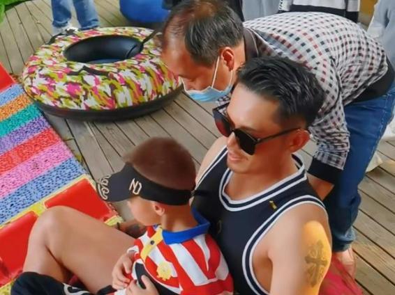 林丹送8歲兒子西班牙學(xué)網(wǎng)球謝杏芳和婆婆陪讀住大別墅很享受(圖10)