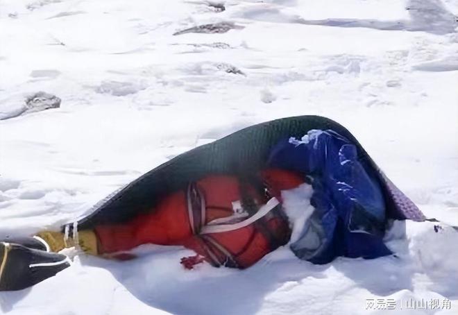 一對夫妻攀登珠峰妻子被遺棄山頂1年后竟在山頂發(fā)現(xiàn)丈夫尸體(圖13)