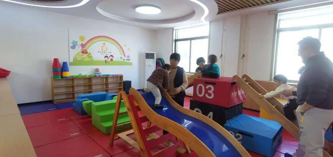 彭李街道向日葵親子小屋：體能鍛煉強(qiáng)筋骨活力滿滿啟新程(圖3)