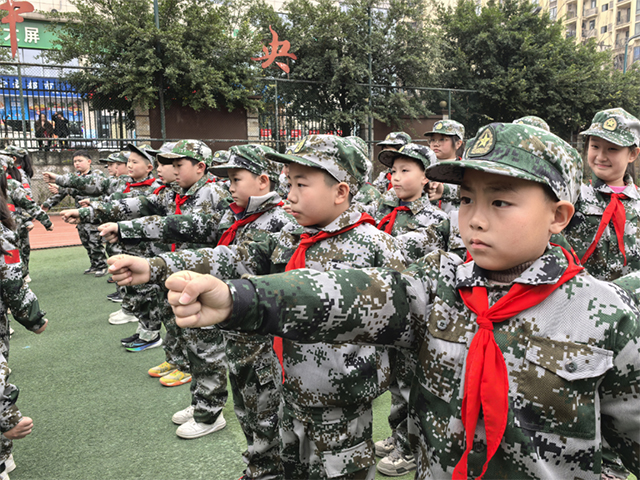 一校一景丨“小軍人”上線！瀘州這所學(xué)校的一場(chǎng)訓(xùn)練讓學(xué)生厚植愛國(guó)情懷……(圖2)