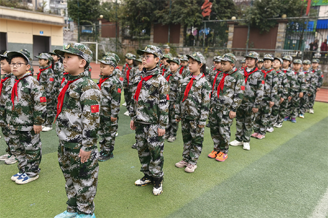 一校一景丨“小軍人”上線！瀘州這所學(xué)校的一場(chǎng)訓(xùn)練讓學(xué)生厚植愛國(guó)情懷……(圖3)