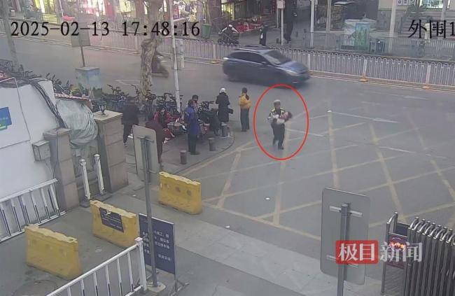 女子帶孩子向輔警韓靖送錦旗 感恩英雄義舉(圖2)