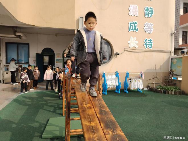 玩轉(zhuǎn)體能 快樂循環(huán)——諸暨市浣東街道五一幼兒園體能大循環(huán)活動(圖2)