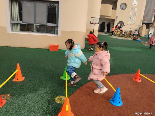 玩轉(zhuǎn)體能 快樂循環(huán)——諸暨市浣東街道五一幼兒園體能大循環(huán)活動(圖3)