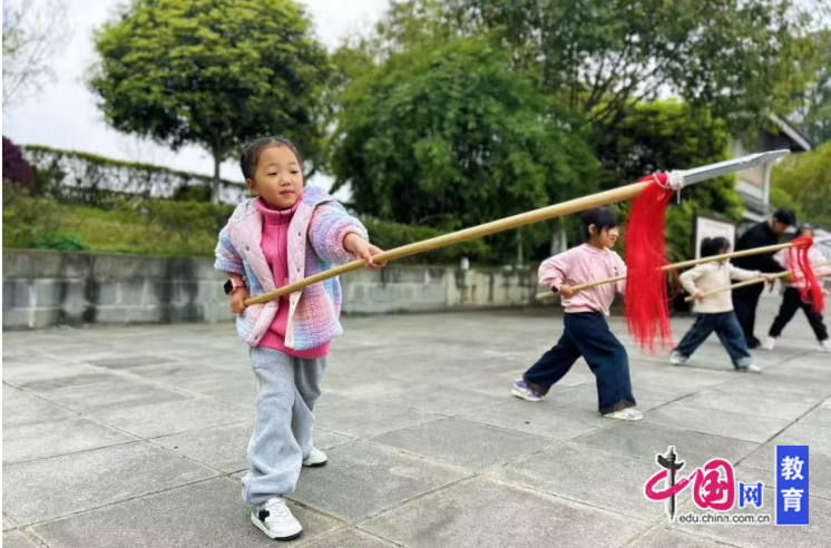 傳承“非遺”文化培育少年武魂 峨眉三小開啟峨眉武術(shù)校外實踐活動(圖2)