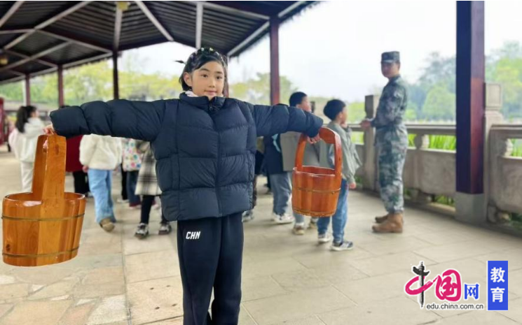 傳承“非遺”文化培育少年武魂 峨眉三小開啟峨眉武術(shù)校外實踐活動(圖4)