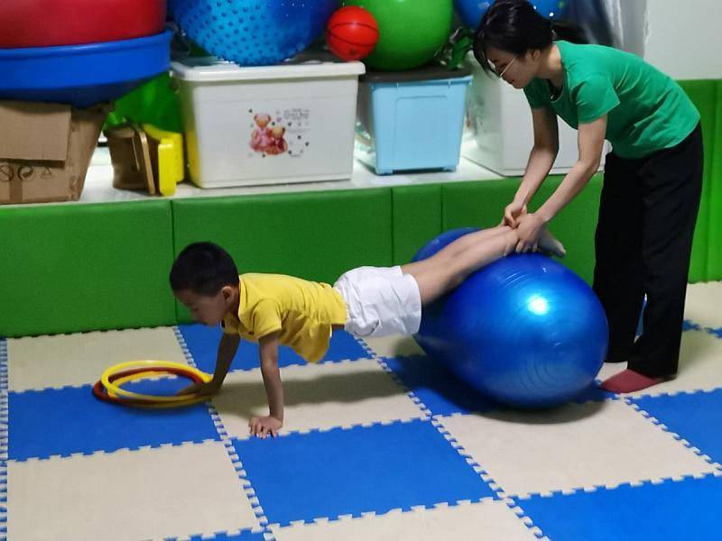 體能操、跳繩、踢毽子小學(xué)大課間重體能訓(xùn)練師生樂在其中(圖1)